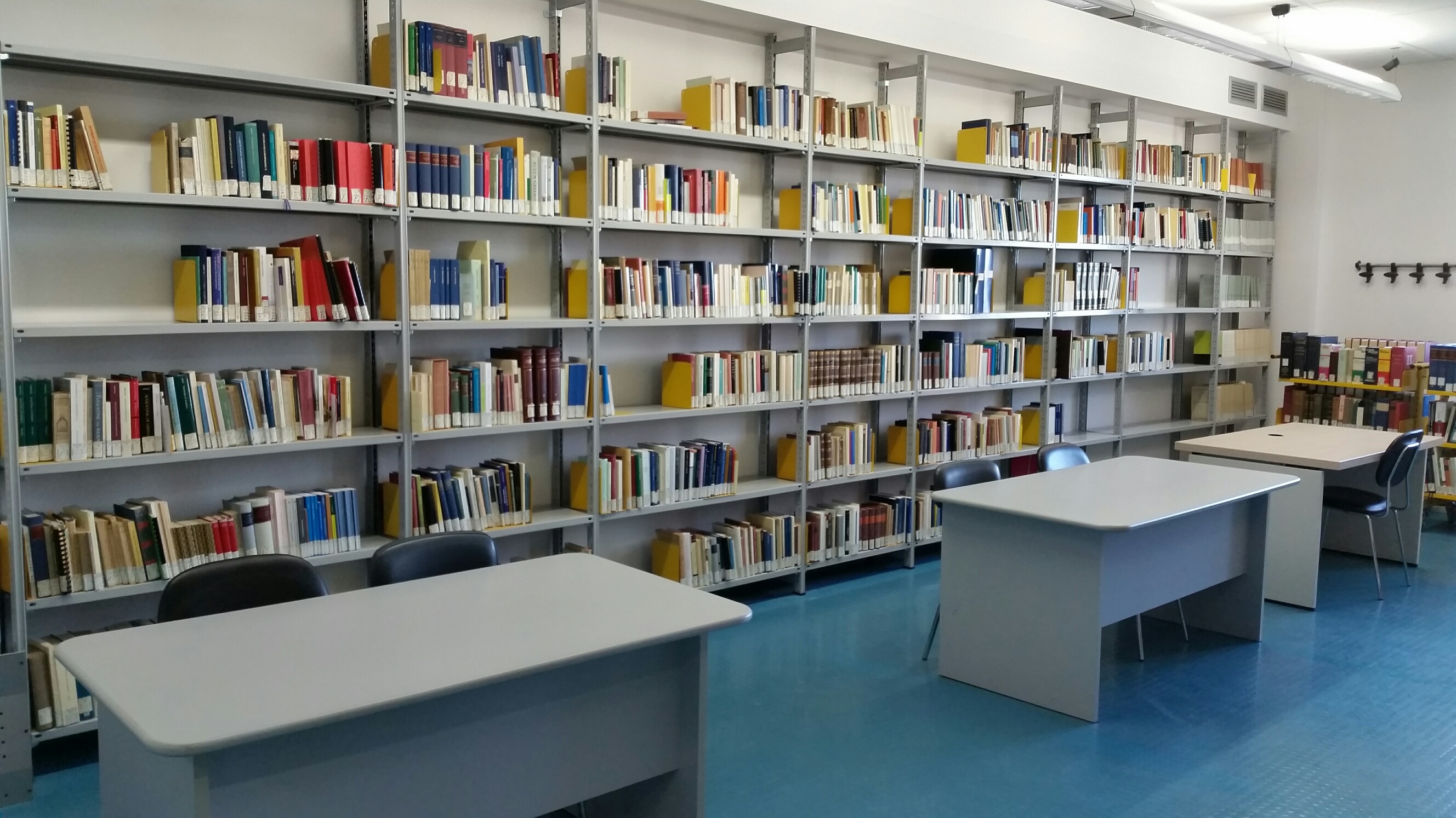 Una immagine della biblioteca del centro AMA