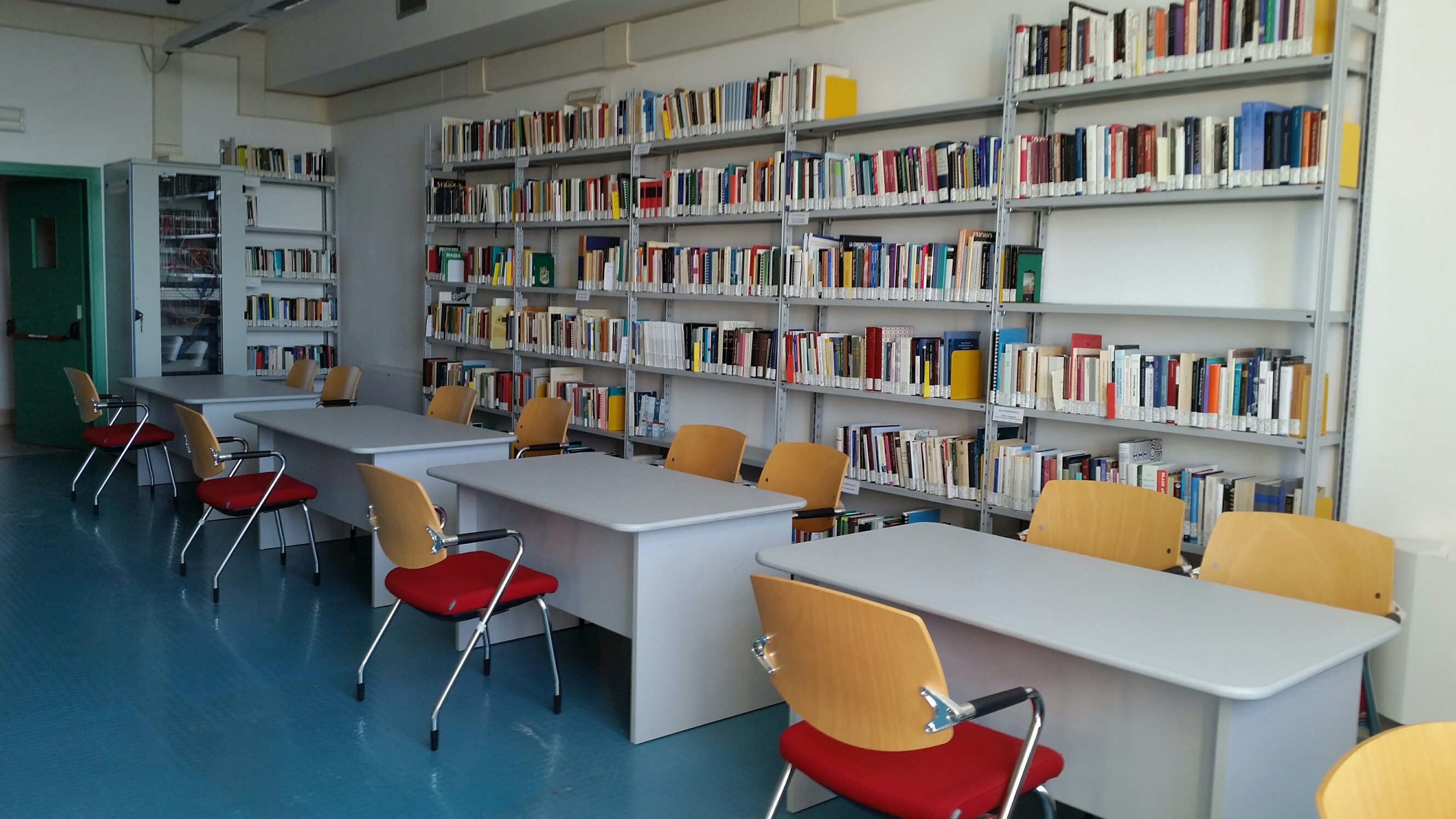 Una immagine della biblioteca del Centro AMA